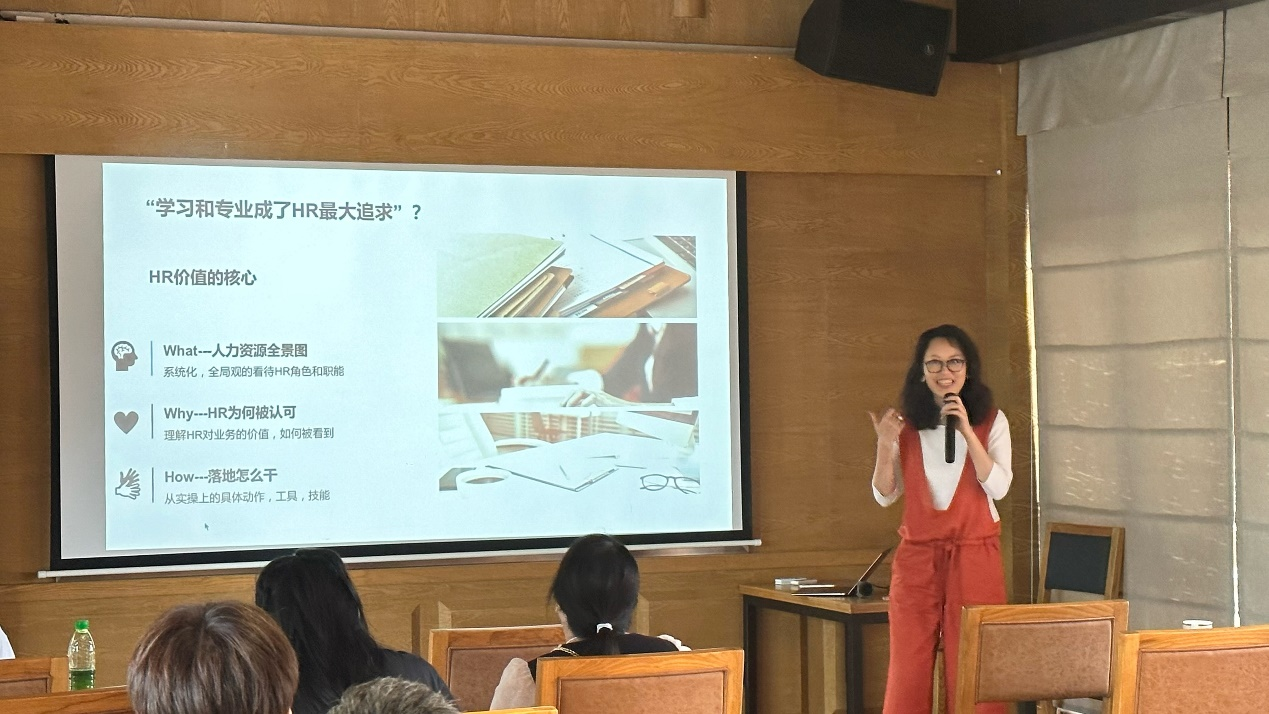 新沁園集團人力資源經(jīng)理陳經(jīng)理分享了新沁園食品基于釘釘進行自主開發(fā)的數(shù)字化轉(zhuǎn)型過程，及取得的成效。